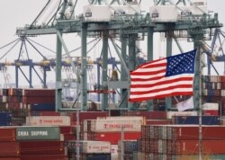 Container chứa hàng của Trung Quốc chất phía sau quốc kỳ Mỹ tại bến cảng Long Beach ở Los Angeles, California ngày 14/5/2019.