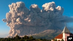Gunung Sinabung memuntahkan material vulkanik saat terjadi erupsi di Karo, Sumatera Utara, Selasa, 2 Maret 2021. (Foto: AP)