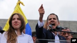 在委內瑞拉首都加拉加斯，反對派領導人瓜伊多在要求總統馬杜羅下台的集會上向支持者發表講話。 (2019年3月4日)