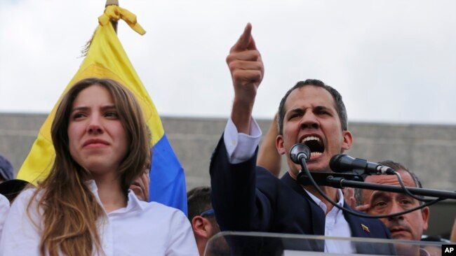 在委内瑞拉首都加拉加斯，反对派领导人瓜伊多在要求总统马杜罗下台的集会上向支持者发表讲话。(2019年3月4日)