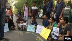 Ordinary citizens sit in protest in the capital New Delhi demanding safety for children and women following incidents of brutal rape. (A. Pasricha/VOA)