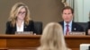 Senator Marsha Blackburn (kiri) dan Senator Richard Blumenthal (kanan) berbicara kepada mantan pegawai Facebook Frances Haugen (tengah) dalam sebuah sesi sidang di Capitol Hill pada 5 Oktober 2021. (AP/Alex Brandon)