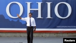 Mitt Romney waves to the crowd at a campaign stop in Worthington, Ohio, Oct. 25, 2012.