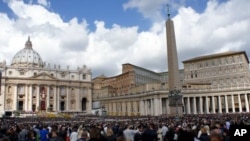 Thousands gather in St. Peter's Square as Pope Benedict celebrates Easter Mass, Vatican City, Sunday, 8 April, 2012. 