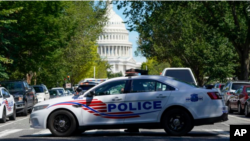 美国国会警察调查发生在美国国会图书馆附近的炸弹威胁。