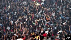 2015年3月5日，印度那加兰邦数千名暴民围着强奸嫌疑人拍照。