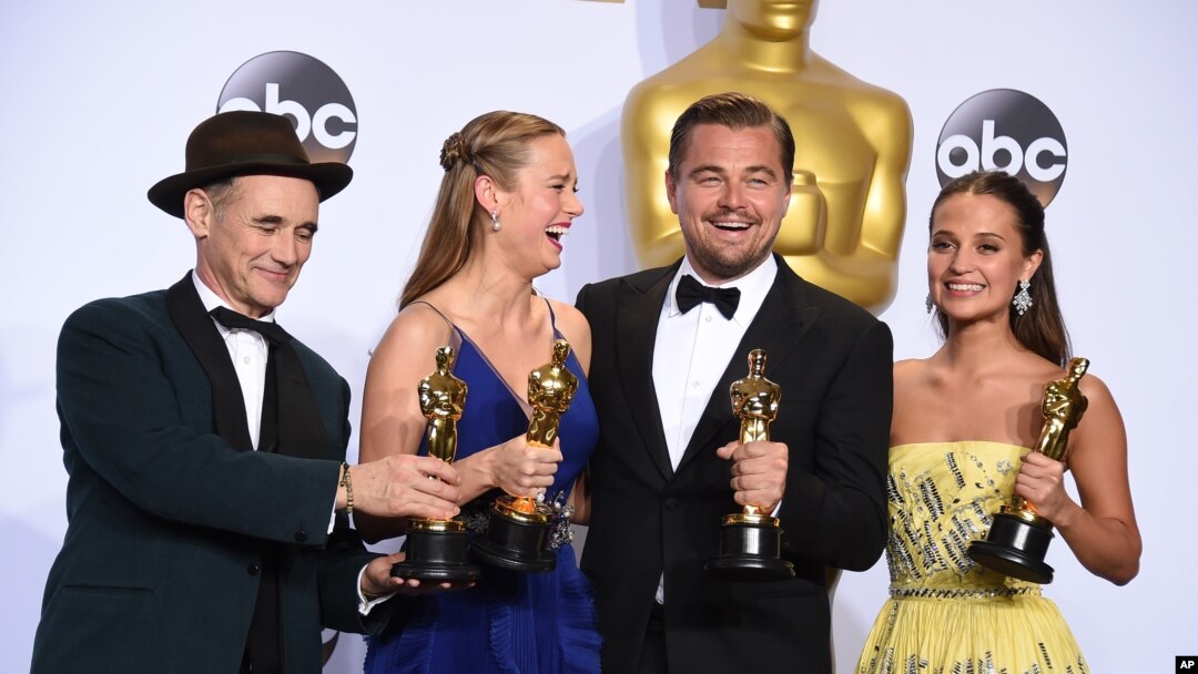 Mark Rajlens, Bri Larson, Leonardo Dikpario i Alisija Vikander