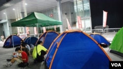學民思潮約20名成員在香港特區政府總部外紥營，準備通宵留守