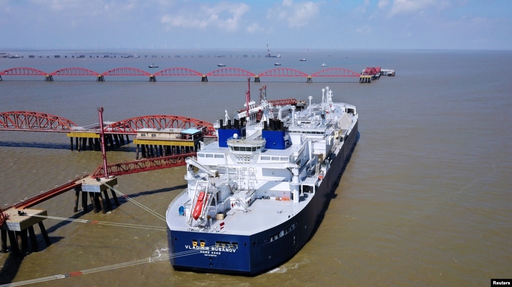 资料照：装载俄罗斯液化石油气的油轮2018年7月18日在中国江苏的南通港卸货。(photo:VOA)