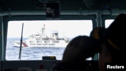 Kapal Penjaga Laut China terlihat dari kapal Angkatan Laut Indonesia saat berpatroli di laut Zona Ekonomi Eksklusif Indonesia di utara pulau Natuna, Indonesia, 11 Januari 2020. (Foto. Antara Foto/M Risyal Hidayat/via REUTERS)