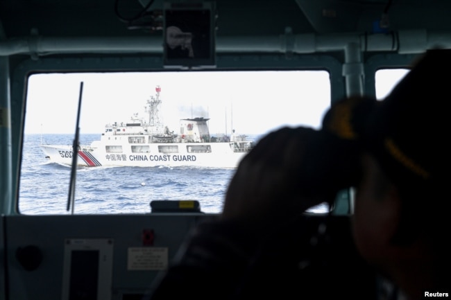 Kapal penjaga pantai China terlihat dari kapal TNI Angkatan Laut saat melakukan patroli di perairan Zona Ekonomi Eksklusif Indonesia di utara Pulau Natuna, 11 Januari 2020. (Foto: Antara/M Risyal Hidayat via REUTERS)