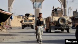 아프가니스탄 동부 가즈니에서 정부와 무장단체 탈레반의 교전이 계속되는 가운데 정부군이 12일 경계태세를 유지하고 있다. 