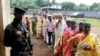 Les Comoriens de Mrijou font la queue pour voter lors de la prochaine élection présidentielle du 11 mai 2016.