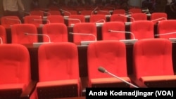 Les chaises vides de l'opposition à l'Assemblée nationale, au Tchad, le 30 avril 2018. (VOA/André Kodmadjingar)