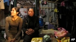 Bà Phạm Thị Báu (trái), vợ ông Đoàn Văn Quý, và Nguyễn Thị Thương, vợ ông Đoàn Văn Vươn nói chuyện với phóng viên tại Hải Phòng, Việt Nam. (Ảnh chụp ngày 1/4/2013).