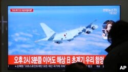 Televisi di stasiun kereta api di Seoul, Korea Selatan, menayangkan berita terkait pesawat patroli milik militer Jepang, 23 Januari 2019. 