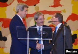 Italy's Foreign Minister Paolo Gentiloni (C), U.S. Secretary of State John Kerry (L) and UN special envoy for Libya Martin Kobler at a joint news conference following an international conference on Libya at the Ministry of Foreign Affairs in Rome, Dec. 13, 2015.