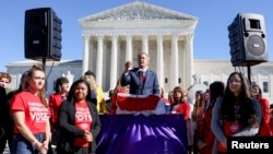 Jaksa agung negara bagian Texas Ken Paxton berbicara di depan para pendukung larangan aborsi di depan gedung Mahkamah Agung AS di Washington DC, Senin 1 November 2021. 