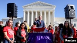 켄 팩스턴(가운데) 텍사스주 법무장관이 1일 워싱턴 D.C. 연방대법원 앞에서 임신 중절 제한 법규 지지자들에게 연설하고 있다.