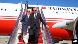 레제프 타이이프 에르도안 터키 대통령(오른쪽)과 부인 에미네 여사가 15일 미국 워싱턴 DC 인근 앤드류스 공군기지에 도착한 후 전용기에서 내리고 있다. 에르도안 대통령은 16일 백악관에서 도널드 트럼프 미국 대통령과 정상회담을 갖는다.