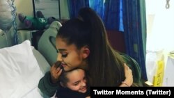 Ariana Grande abraça uma das vítimas do atentado de Manchester