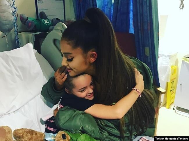Ariana Grande visita a una de las niñas heridas en su concierto en Manchester.