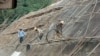 Des ouvriers chinois et congolais sur un chantier près du village de Saharas, en train de construire une section de la nouvelle route entre Brazzaville, Dolisie et Pointe Noire, le 26 mars 2011. (Photo: Laudes Martial Mbon / AFP)