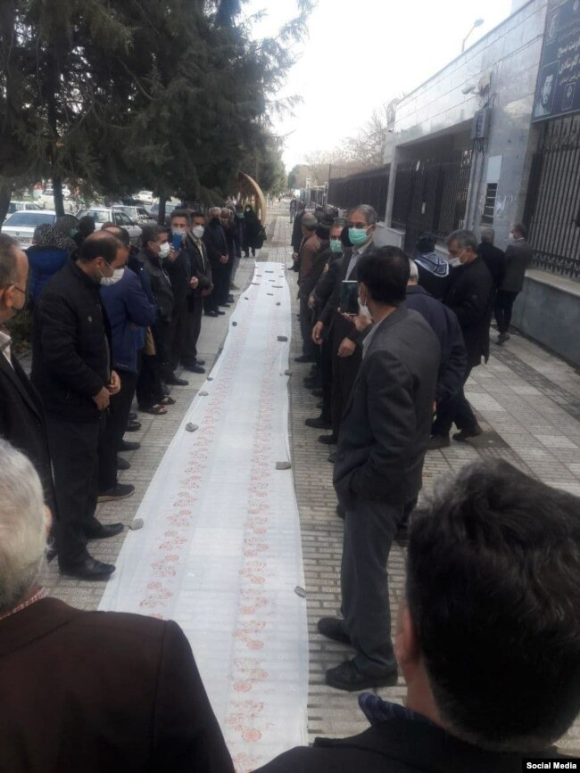 بازنشستگان تأمین اجتماعی در کرمانشاه به دلیل وضعیت نامساعد معیشتی و دیگر مطالبات‌شان امروز یکشنبه ۲۸ آذر تجمع کردند. آنان با پهن کردن سفره خالی، به شکل سمبلیک وضعیت معیشتی خود را به افکار عمومی نشان دادند.
