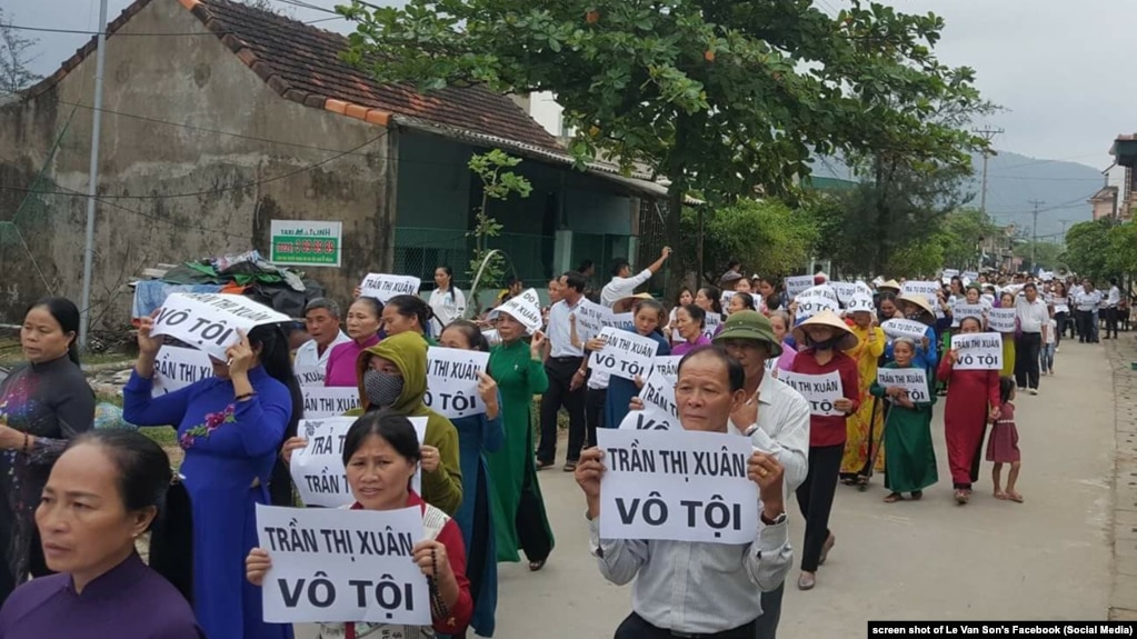 Khoảng 3.000 người biểu tình ở Thạch Kim, Lộc Hà, Hà Tĩnh biểu tình đòi trả tự do cho nhà hoạt động Trần Thị Xuân, 21/10/2017.