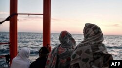 Des migrants sur le pont du navire de l'ONG française Aquarius, le 10 mai 2018.