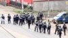 La police anti-émeute patrouille dans une rue de la ville anglophone de Buea, Cameroun, 1er octobre 2017.
