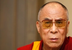 Pemimpin spiritual Tibet, Dalai Lama, menjawab pertanyaan saat memberikan wawancara di Brussels 3 Desember 2008. (Foto: REUTERS/Thierry Roge)