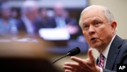 Bộ trưởng Tư pháp Jeff Sessions phát biểu trong phiên điều trần của Ủy ban Tư pháp Hạ viện trong Điện Capitol, ngày 14 tháng 10, 2017, ở Washington. 