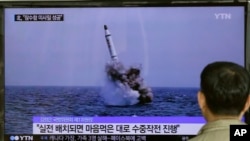 今年5月，一名南韓人在首爾地下鐵站觀看北韓試射導彈的新聞報導。
