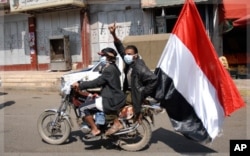 Un manifestant de l'opposition lance des slogans anti-Saleh à Sana'a, le 22 novembre 2011