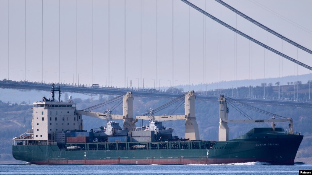 一艘美国船只星期六（11月20日）经过了达达尼尔海峡驶向黑海。这艘船载有两艘改装后的前美国海岸警卫队海岛级巡逻艇。（路透社照）(photo:VOA)