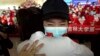 Seorang pekerja medis dari Provinsi Jilin di China bersiap kembali ke daerahnya dari Bandara Wuhan Tianhe di Wuhan, Provinsi Hubei, beberapa jam setelah lockdown 11 minggu karena wabah virus corona dicabut, Rabu, 8 April 2020.(Foto: Reuters)