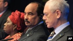 AU President Mohamed Ould Abdel Aziz, center, European Council President Herman Van Rompuy (r) and African Union Commission Chairperson Nkosazana Clarice Dlamini Zuma, address the media at the end of an EU-Africa summit in Brussels, April 3, 2014. 