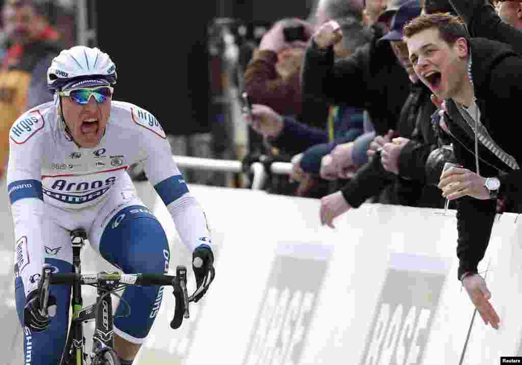 Argos-Shimano team rider Marcel Kittel of Germany celebrates as he wins the 101st Scheldeprijs/Grand Prix de l&#39;Escaut cycling race in Schoten, Belgium. 