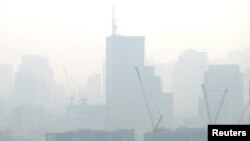 Gedung-gedung pencakar langit terlihat berselimut asap putih akibat polusi udara di Bangkok, Thailand, 17 Januari 2019. (Foto: dok).
