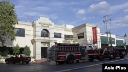 Camiones de bomberos atendieron el fuego dentro de las oficinas del periódico El Norte de Monterrey, que fue atacado por quinta vez en los últimos meses.