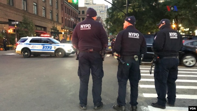 Oficiales de la policía de Nueva York investigan el incidente.
