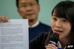 2018年1月27日，被剥夺竞选资格的香港民主派学生周庭拿着她从政府获得的一份文件。