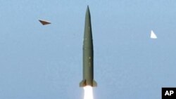 지난 4월 한국 국방부가 공개한 자체 개발 지대지 탄도미사일의 시험 발사 장면.