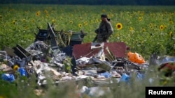 Một phần tử ly khai thân Nga đứng canh hiện trường nơi chuyến bay MH17 bị bắn rơi