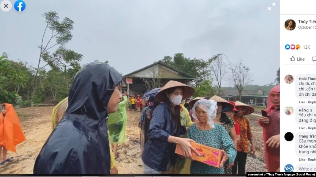 Ca sĩ Thủy Tiên trao hàng cứu trợ cho nạn nhân lũ lụt ở miền trung Việt Nam, 15/10/2020.