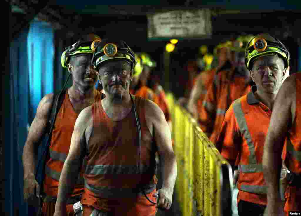 Para penambang pulang setelah jam kerja mereka berakhir di tambang Kellingley Colliery, Yorkshire utara, Inggris, pada hari terakhir tambang tersebut beroperasi. Kellingley adalah tambang batu bara bawah tanah terakhir yang ditutup di Inggris, dan menandakan berakhirnya era penambangan batu bara selama di Inggris.