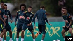 Neymar, au centre, et de gauche à droite Thiago Silva, Guillaume, Philippe Coutinho et Gabriel Jesus lors d'une séance d'entraînement de l'équipe nationale de football brésilienne pour le Mondial 2018, à Teresopolis, Rio de Janeiro, le 24 mai 2018.