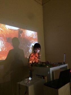 Utami bereksperimen dengan sound art. (Foto: Dok Pribadi)