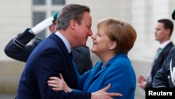 German Chancellor Angela Merkel welcomes British Prime Minister David Cameron before a meeting at Schloss Herrenhausen in Hanover, Germany, April 25, 2016. 